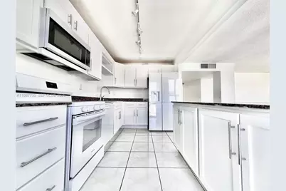 600 NE 36th St #1921, Miami, FL 33137 - Photo 4