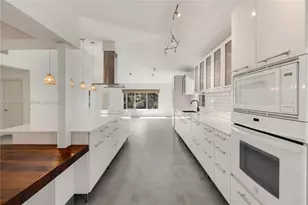 801 NE 118th St, Biscayne Park, FL 33161 - Photo 14