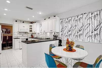 8084 Buttonwood Cir, Tamarac, FL 33321 - Photo 18