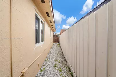 3289 W 70th St, Hialeah, FL 33018 - Photo 40
