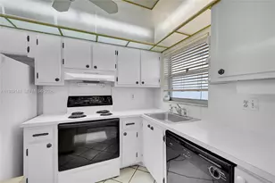 7960 N Sunrise Lakes Dr, Sunrise, FL 33322 - Photo 12