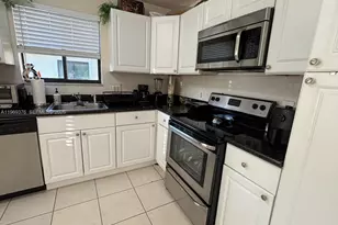 432 Lakeview Dr, Weston, FL 33326 - Photo 2