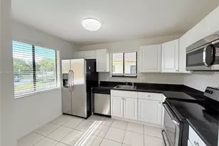 432 Lakeview Dr, Weston, FL 33326 - Photo 1