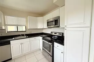 432 Lakeview Dr, Weston, FL 33326 - Photo 2