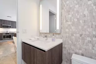 68 SE 6th St, Miami, FL 33131 - Photo 12