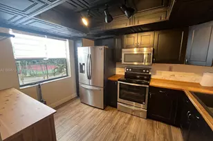 271 W Park Dr, Miami, FL 33172 - Photo 4