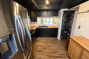 271 W Park Dr, Miami, FL 33172 - Photo 6