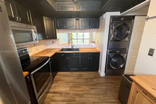 271 W Park Dr, Miami, FL 33172 - Photo 8