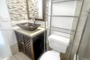 95 NE 41st St, Oakland Park, FL 33334 - Photo 12