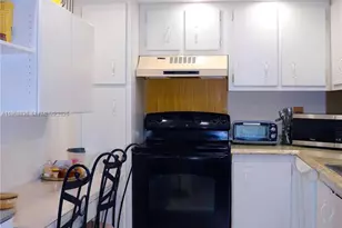 900 St Charles Pl, Pembroke Pines, FL 33026 - Photo 22