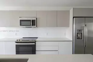 2535 NE 193rd St, Miami, FL 33180 - Photo 2