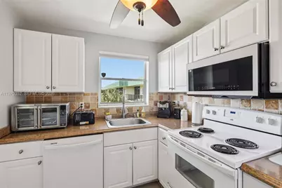 804 SE 7th St #402, Deerfield Beach, FL 33441 - Photo 14