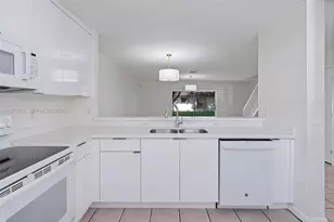 706 NW 108th Terrace, Pembroke Pines, FL 33026 - Photo 6