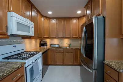 31 SW 6th St, Hallandale Beach, FL 33009 - Photo 12