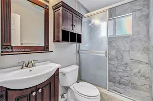 735 NE 38th St, Oakland Park, FL 33334 - Photo 10