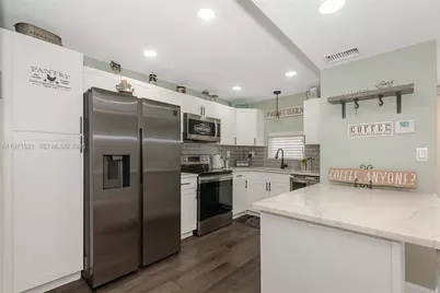 9811 N Hollybrook Lake Dr #204, Pembroke Pines, FL 33025 - Photo 10