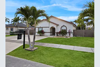 704 SE 14th Pl, Homestead, FL 33033 - Photo 1