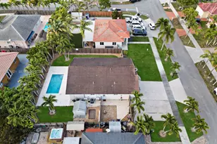 704 SE 14th Pl, Homestead, FL 33033 - Photo 2