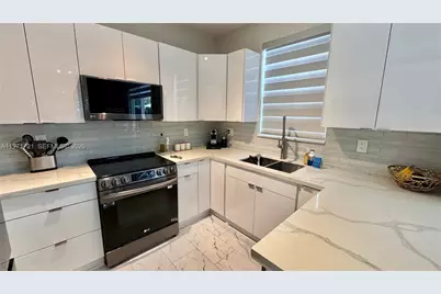 7876 NW 109th Path, Doral, FL 33178 - Photo 4