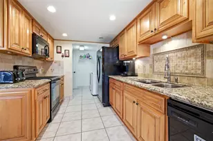 12399 NW 11th St, Pembroke Pines, FL 33026 - Photo 4