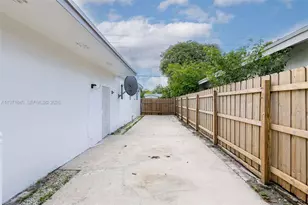 132 SW 2nd Ave, Hallandale Beach, FL 33009 - Photo 22