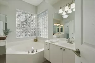 12846 NW 18th Ct, Pembroke Pines, FL 33028 - Photo 10