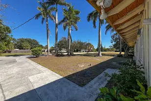 325 SW Manor Dr, Stuart, FL 34994 - Photo 24