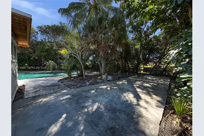 325 SW Manor Dr, Stuart, FL 34994 - Photo 10