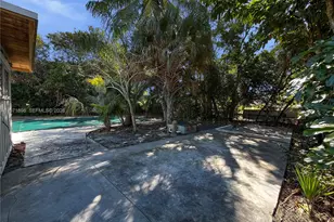 325 SW Manor Dr, Stuart, FL 34994 - Photo 10