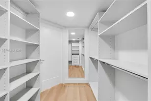 555 NE 34th St, Miami, FL 33137 - Photo 24