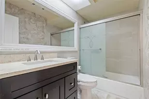 18805 W Lake Dr, Hialeah, FL 33015 - Photo 30