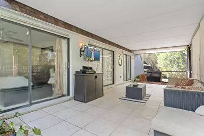 18805 W Lake Dr, Hialeah, FL 33015 - Photo 36