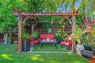 18805 W Lake Dr, Hialeah, FL 33015 - Photo 6