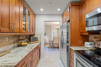 18805 W Lake Dr, Hialeah, FL 33015 - Photo 20