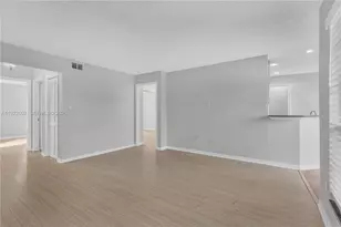 8613 Mallard Reserve Dr, Tampa, FL 33614 - Photo 4