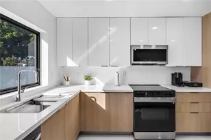 348 NE 117th St, Miami, FL 33161 - Photo 14