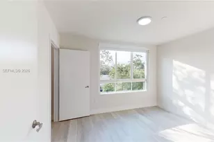 2555 NE 193rd St, Miami, FL 33180 - Photo 14