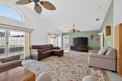 112 Camelot Ct, Royal Palm Beach, FL 33411 - Photo 8