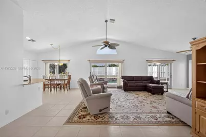 112 Camelot Ct, Royal Palm Beach, FL 33411 - Photo 20