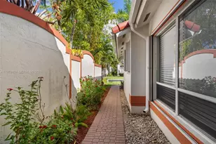 1140 W Bel Aire Dr W, Pembroke Pines, FL 33027 - Photo 28