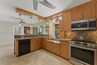 9475 SW 70th St, Miami, FL 33173 - Photo 10