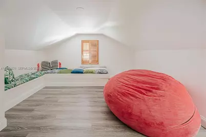 11080 Peachtree Dr, Miami, FL 33161 - Photo 12