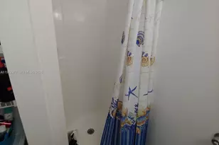 690 W Park Dr, Miami, FL 33172 - Photo 44