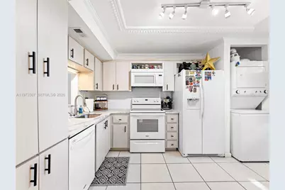 901 Colony Point Circle #304, Pembroke Pines, FL 33026 - Photo 4