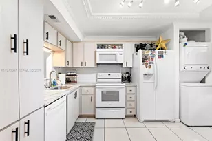 901 Colony Point Cir, Pembroke Pines, FL 33026 - Photo 4