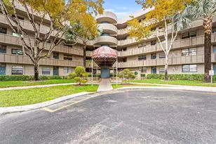 901 Colony Point Cir, Pembroke Pines, FL 33026 - Photo 2