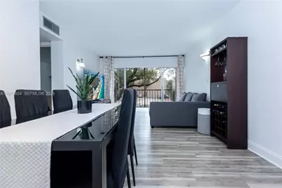 8889 Fontainebleau Blvd #201, Miami, FL 33172 - Photo 4