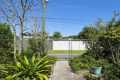 31 SE 7th St, Dania Beach, FL 33004 - Photo 10