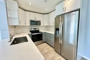 251 W Palm Cir W, Pembroke Pines, FL 33025 - Photo 10