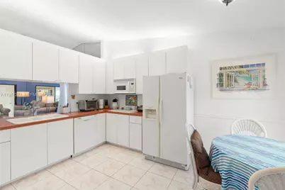 1064 E Lakes Dr, Deerfield Beach, FL 33064 - Photo 2